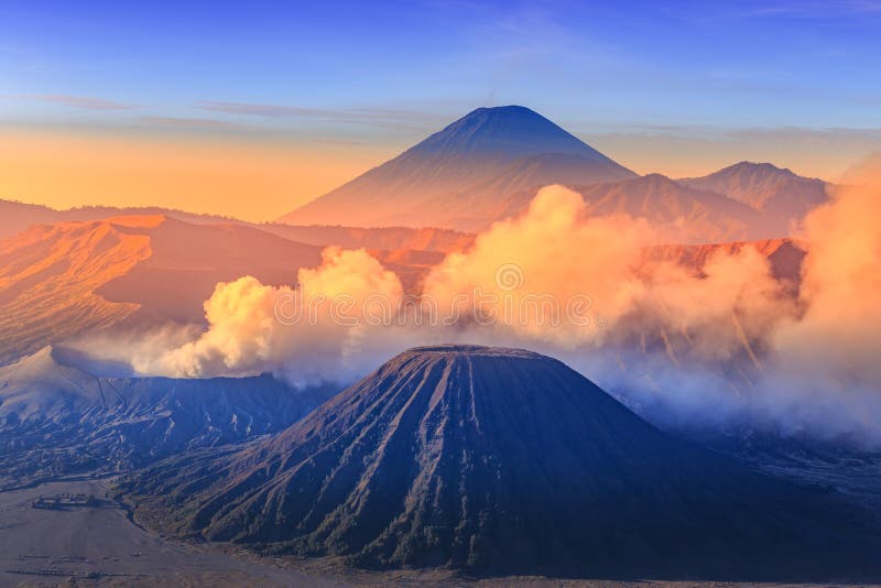 Vocalno ad alba, East Java di Bromo, l'Indonesia fotografia stock Vocalno ad alba, East Java di Bromo, l'Indonesia fotografia stock