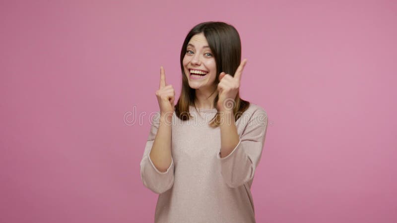 Você está pronto? linda e feliz jovem morena apontando para a câmera e sorrindo alegremente escolhendo