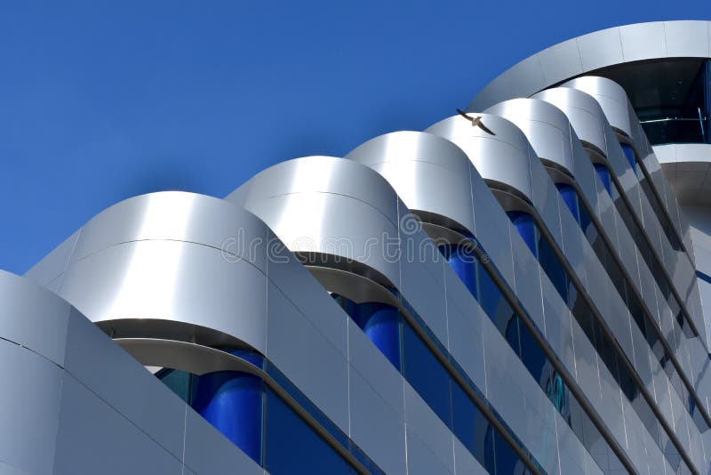 Vodice, Kroatië - 5 25 2019: Olympia Sky-hotel, modern donkerblauw architectuurdetail, tonned royalty-vrije stock afbeeldingen Vodice, Kroatië - 5 25 2019: Olympia Sky-hotel, modern donkerblauw architectuurdetail, tonned royalty-vrije stock afbeeldingen