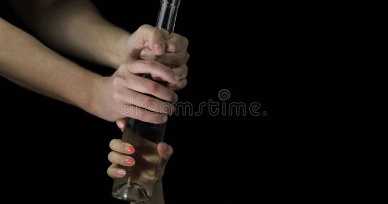 Vodka de prise alcoolique de main de femme Concept d'alcoolisme dans la famille image libre de droits Vodka de prise alcoolique de main de femme Concept d'alcoolisme dans la famille image libre de droits