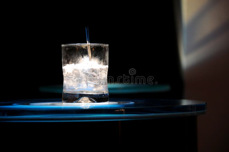 Vodka en bebida de las rocas foto de archivo libre de regalías Vodka en bebida de las rocas foto de archivo libre de regalías