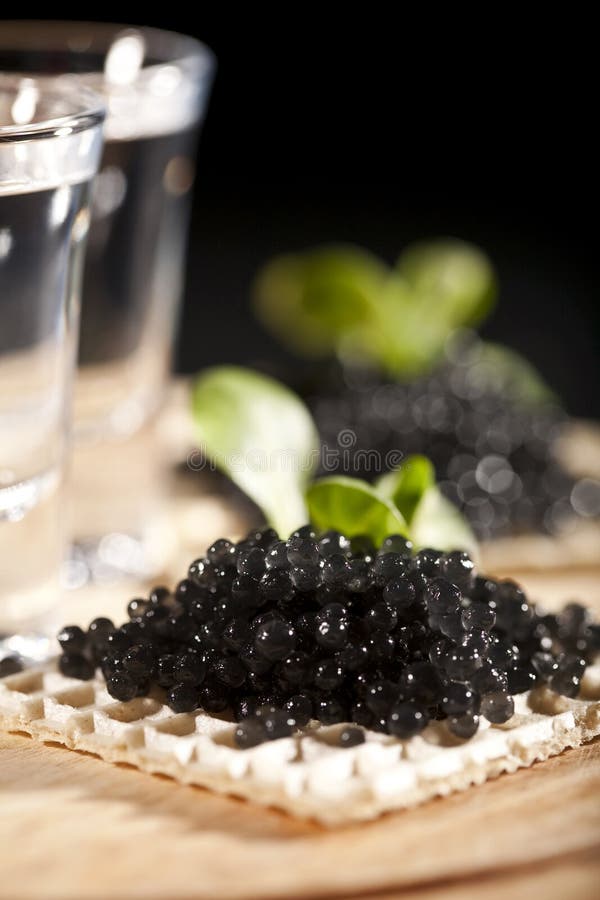 Vodka et caviar noir image libre de droits Vodka et caviar noir image libre de droits
