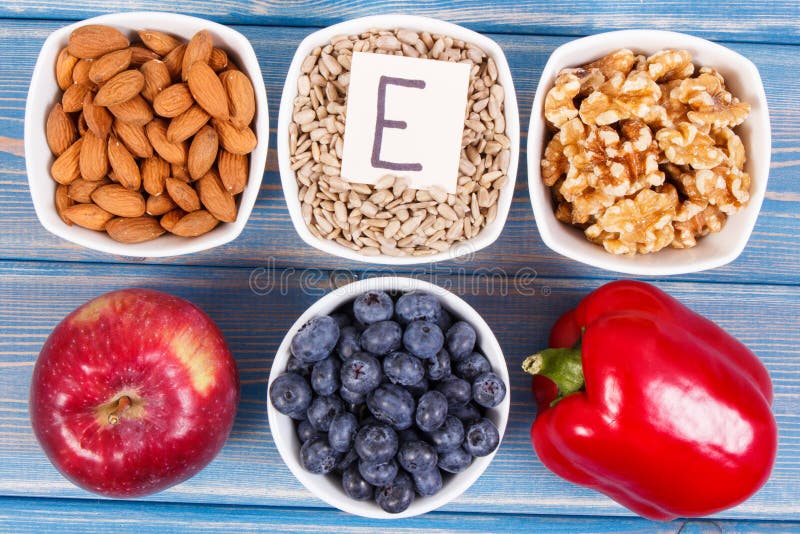 Voedsel die vitamine E, mineralen en dieetvezel, gezonde voeding bevatten stock afbeeldingen Voedsel die vitamine E, mineralen en dieetvezel, gezonde voeding bevatten stock afbeeldingen