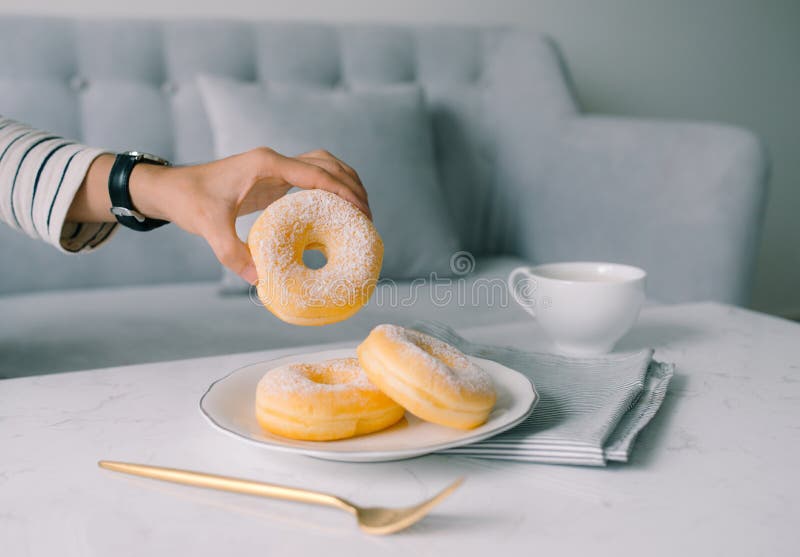 Voedsel en Bakkerij, Heerlijke Verse en Zoete de Doughnutwi van de Handholding royalty-vrije stock fotografie Voedsel en Bakkerij, Heerlijke Verse en Zoete de Doughnutwi van de Handholding royalty-vrije stock fotografie