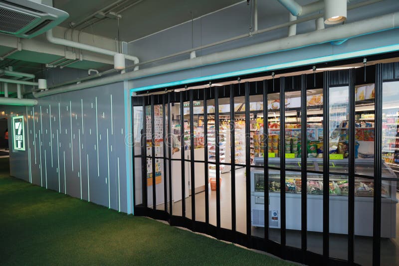 Voedsel en Dranken op zelf klaar om bij Internationaal Supermarktmerk 7 winkel te eten elf stock afbeelding Voedsel en Dranken op zelf klaar om bij Internationaal Supermarktmerk 7 winkel te eten elf stock afbeelding