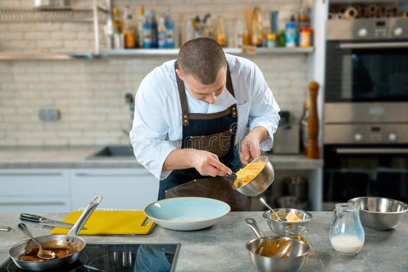 Voedsel het koken, beroep en mensenconcept - de mannelijke dienende plaat van de chef-kokkok van polenta en kalfsvleestongen met stock foto's Voedsel het koken, beroep en mensenconcept - de mannelijke dienende plaat van de chef-kokkok van polenta en kalfsvleestongen met stock foto's