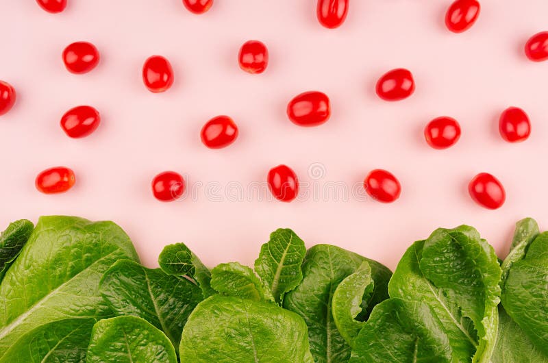 Voedsel van de pret het moderne lente - van kersentomaten en bladeren spinazie op zachte zachte roze achtergrond stock afbeeldingen Voedsel van de pret het moderne lente - van kersentomaten en bladeren spinazie op zachte zachte roze achtergrond stock afbeeldingen