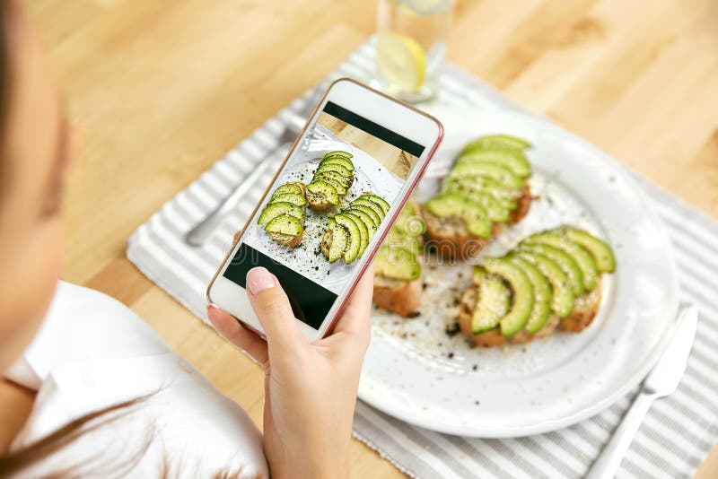 Voedsel Vrouw die Voedselfoto's op Telefoon nemen royalty-vrije stock afbeelding Voedsel Vrouw die Voedselfoto's op Telefoon nemen royalty-vrije stock afbeelding