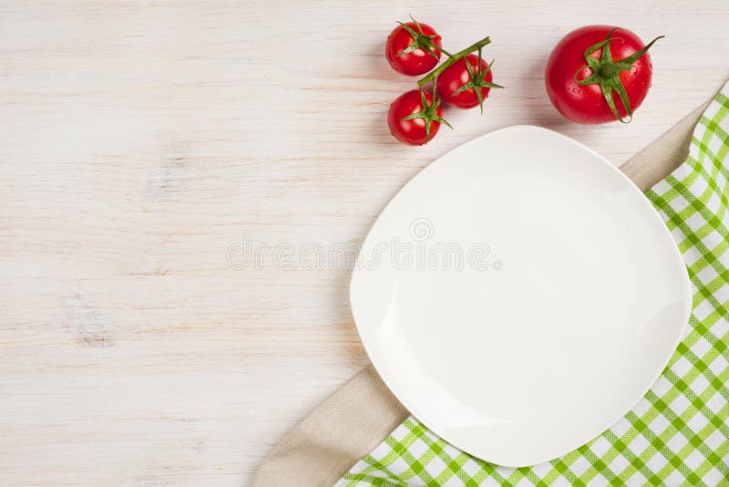Voedselachtergrond met lege plaat, tomaten en keukenhanddoek royalty-vrije stock foto's Voedselachtergrond met lege plaat, tomaten en keukenhanddoek royalty-vrije stock foto's