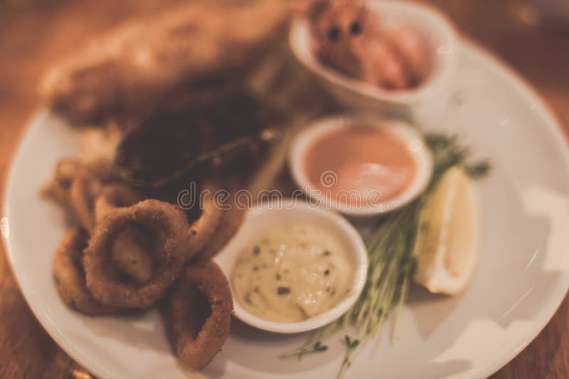 Voedselachtergrond van zeevruchten met saus en verse kruiden royalty-vrije stock afbeeldingen Voedselachtergrond van zeevruchten met saus en verse kruiden royalty-vrije stock afbeeldingen