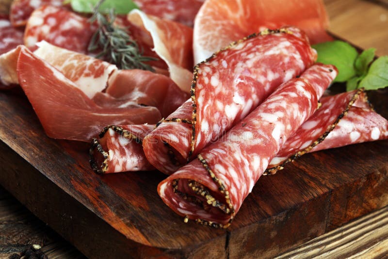 Voedseldienblad met heerlijke salami, ruwe ham en Italiaanse crudo of ja royalty-vrije stock foto's Voedseldienblad met heerlijke salami, ruwe ham en Italiaanse crudo of ja royalty-vrije stock foto's