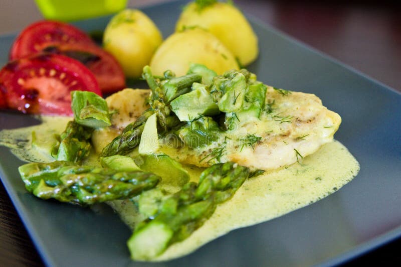 Voedselfotografie: het vlees van de kippenborst met asperge en roomsaus stock foto Voedselfotografie: het vlees van de kippenborst met asperge en roomsaus stock foto