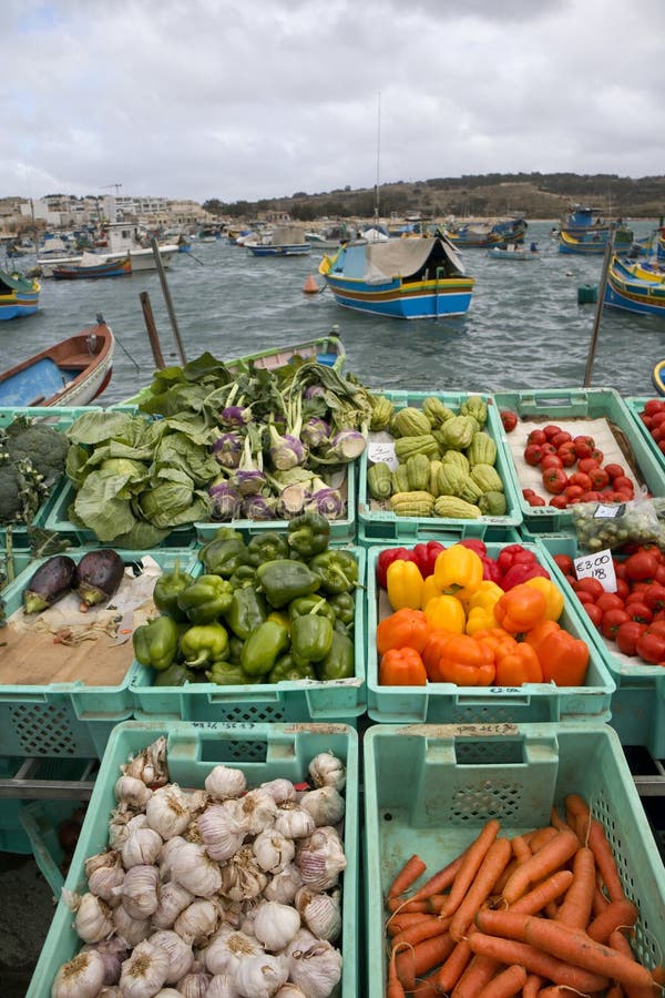 Voedselmarkt in het vissersdorp Marsaxlokk, Malta royalty-vrije stock foto