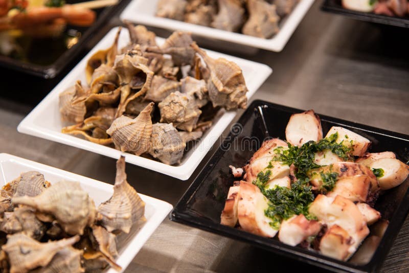 Voedselplaten met heerlijke fishfood stock fotografie Voedselplaten met heerlijke fishfood stock fotografie