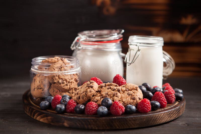 Voedselsamenstelling van smakelijke en heerlijke chocoladechips met verse melk stock foto Voedselsamenstelling van smakelijke en heerlijke chocoladechips met verse melk stock foto