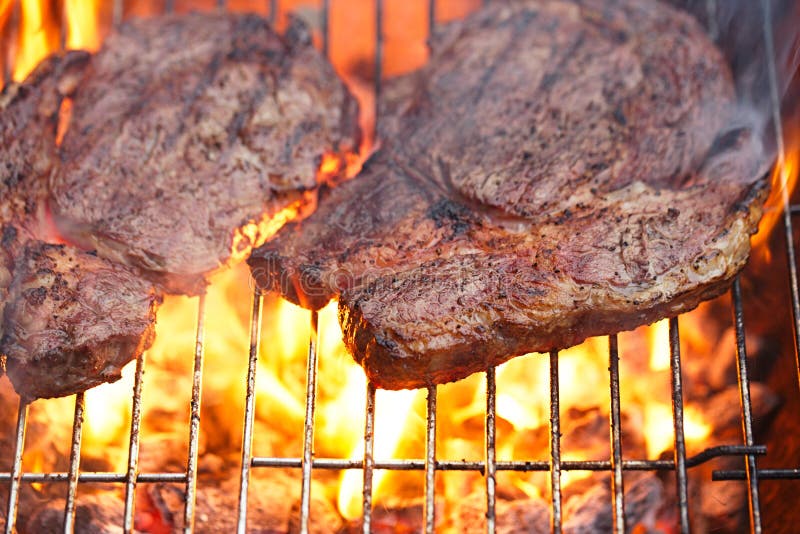Voedselvlees - het rundvleeslapje vlees van het riboog op wi van de de barbecuegrill van de partijzomer