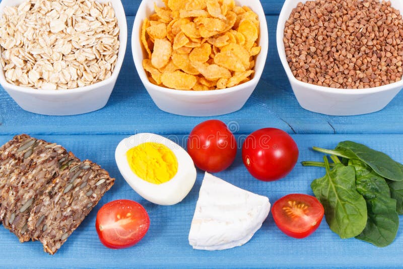Voedzame ingredi?nten die vitamine B2, natuurlijke mineralen en vezel, gezonde voeding bevatten stock foto's Voedzame ingredi?nten die vitamine B2, natuurlijke mineralen en vezel, gezonde voeding bevatten stock foto's