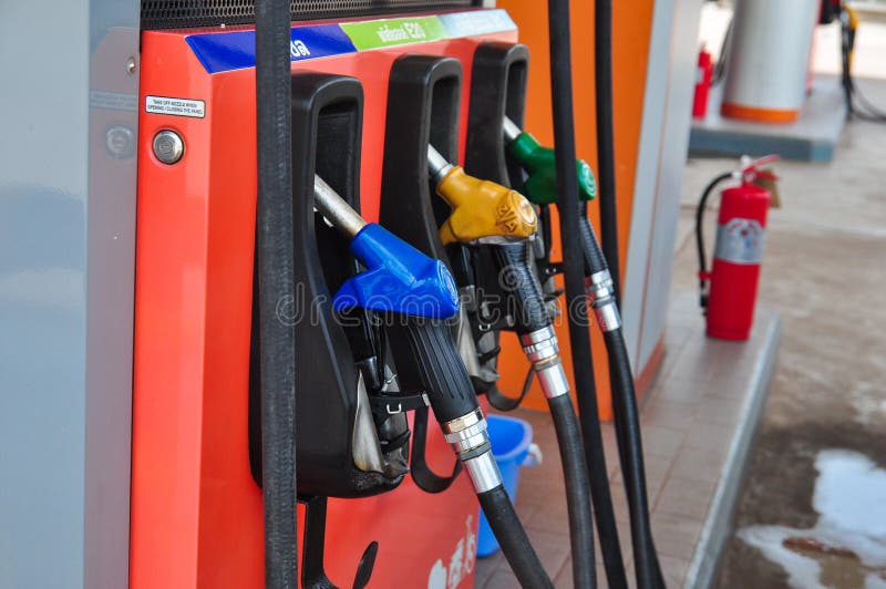 Voeg stookolie aan de auto in de brandstofpomp met toe een automaat selec royalty-vrije stock foto Voeg stookolie aan de auto in de brandstofpomp met toe een automaat selec royalty-vrije stock foto