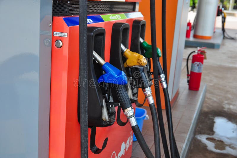 Voeg stookolie aan de auto in de brandstofpomp met toe een automaat selec stock fotografie Voeg stookolie aan de auto in de brandstofpomp met toe een automaat selec stock fotografie