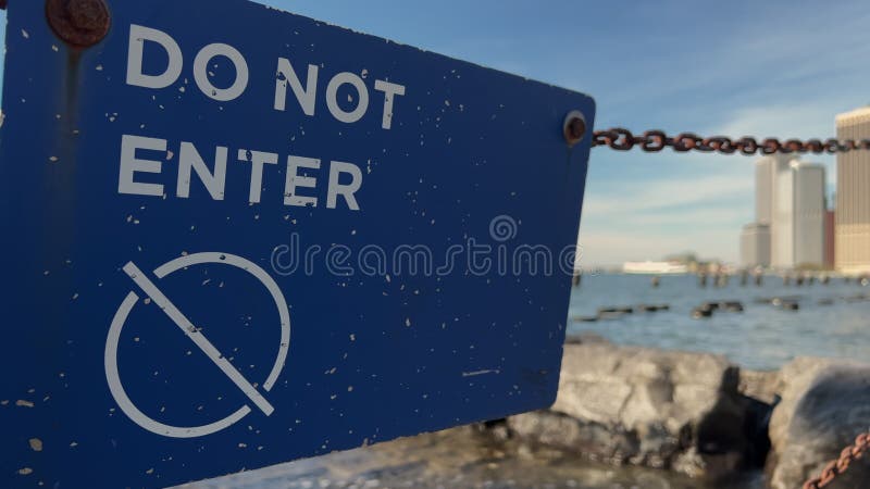 Voer geen teken in. blauw verbodsbord. afdaling in water voor boten.