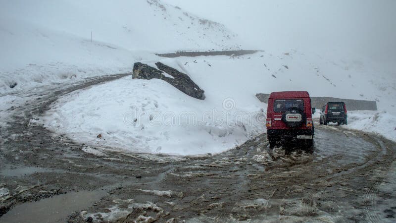 Voertuigen door gewaagde en gevaarlijke wegen van Sikkim na zware sneeuwval in Kala Patthar, Noord-Sikkim worden gedreven dat stock afbeeldingen Voertuigen door gewaagde en gevaarlijke wegen van Sikkim na zware sneeuwval in Kala Patthar, Noord-Sikkim worden gedreven dat stock afbeeldingen
