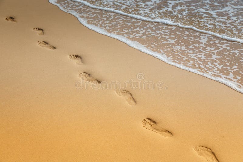 Voetafdruk op zand bij het strand De ruimte van het exemplaar royalty-vrije stock afbeeldingen Voetafdruk op zand bij het strand De ruimte van het exemplaar royalty-vrije stock afbeeldingen