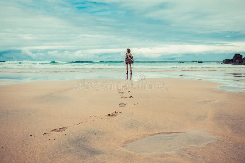 Voetafdrukken verlaten door jonge vrouw op strand stock afbeeldingen Voetafdrukken verlaten door jonge vrouw op strand stock afbeeldingen