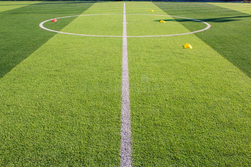 Voetbal opleidingsmateriaal op Kunstmatig gras, Voetbalacademie stock afbeelding Voetbal opleidingsmateriaal op Kunstmatig gras, Voetbalacademie stock afbeelding