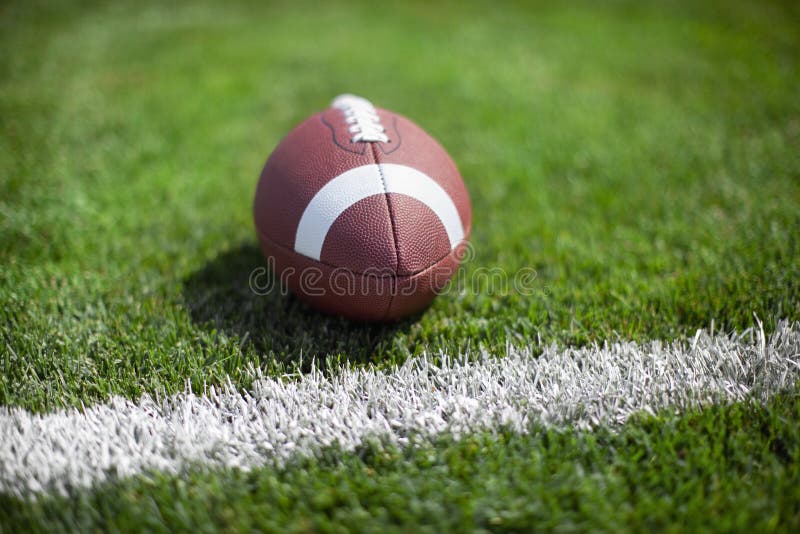 Voetbal van de universiteit bij doel met defocused achtergrond stock fotografie Voetbal van de universiteit bij doel met defocused achtergrond stock fotografie
