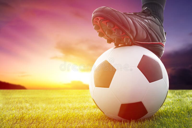 Voetbal of voetbalbal bij de aftrap van een spel met zonsondergang