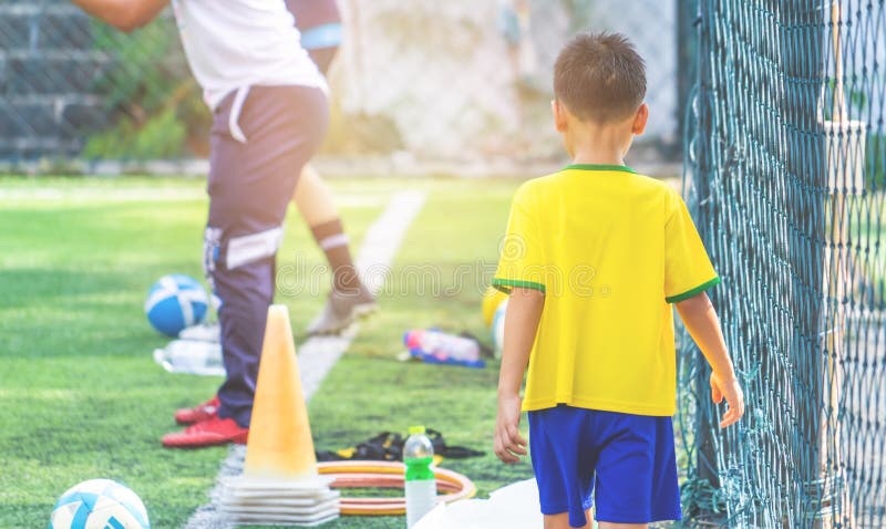 Voetbalgebied voor kinderen opleiding vaag voor achtergrond royalty-vrije stock afbeelding Voetbalgebied voor kinderen opleiding vaag voor achtergrond royalty-vrije stock afbeelding