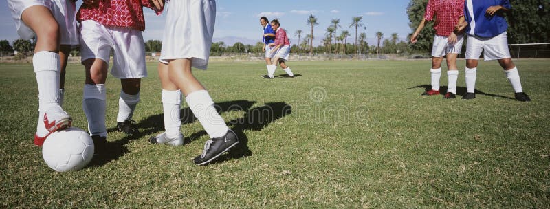 Voetballers die Voetbal aanpakken royalty-vrije stock foto's Voetballers die Voetbal aanpakken royalty-vrije stock foto's