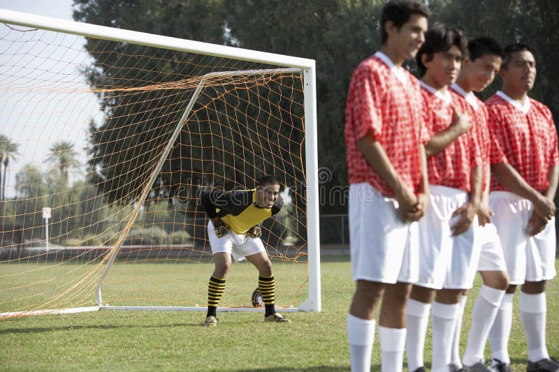 Voetballers die voor vrije schop voorbereidingen treffen stock afbeelding Voetballers die voor vrije schop voorbereidingen treffen stock afbeelding