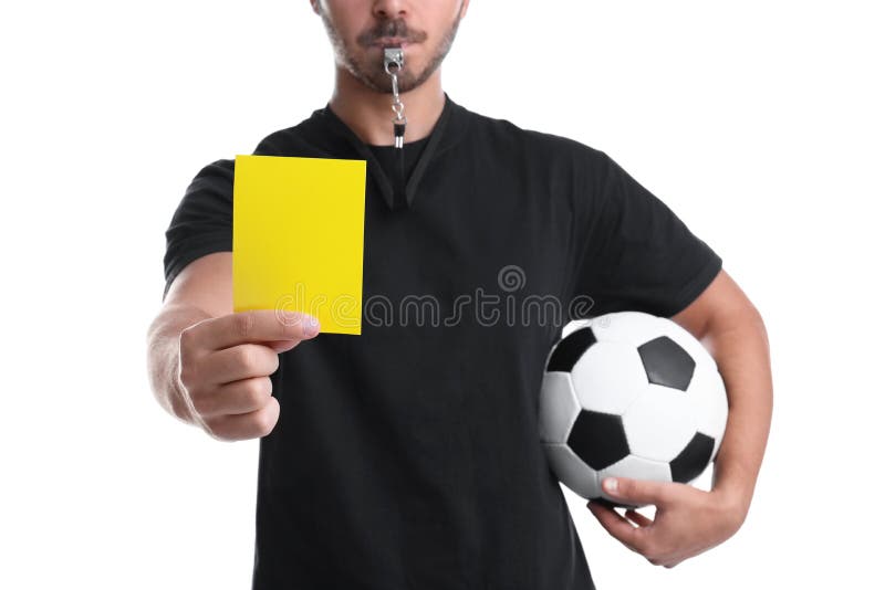 Voetbalscheidsrechter die met bal gele kaart houden stock fotografie Voetbalscheidsrechter die met bal gele kaart houden stock fotografie