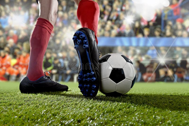 Voetbalster in actie die en bij de speelgelijke van het voetbalstadion lopen druppelen stock foto Voetbalster in actie die en bij de speelgelijke van het voetbalstadion lopen druppelen stock foto