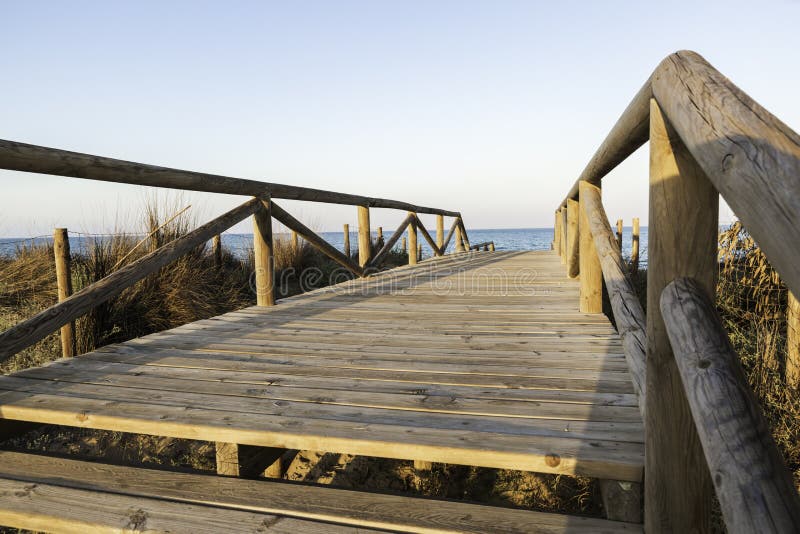 Voetbrug van toegang tot het strand Guardamar del Segura spanje royalty-vrije stock foto's Voetbrug van toegang tot het strand Guardamar del Segura spanje royalty-vrije stock foto's