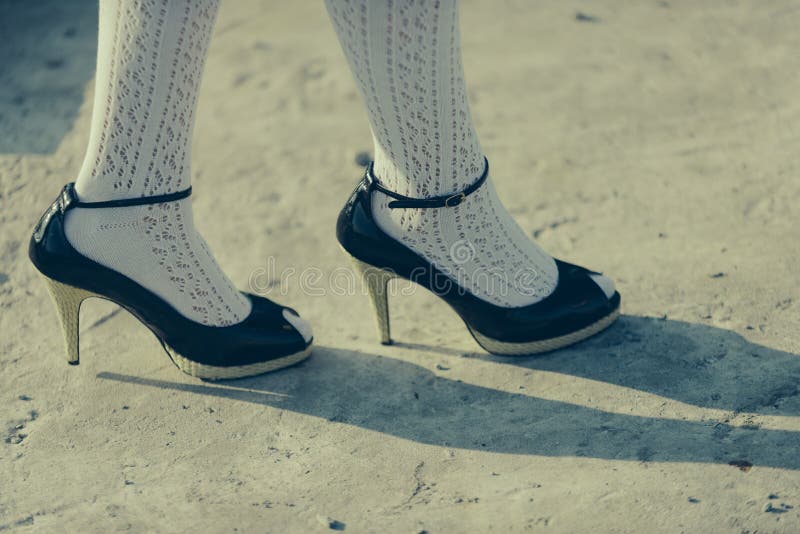 Voetconcept Voet op hoge hielen voetbad met een kamille Houd van uw voet Schoenen om binnen te leven royalty-vrije stock foto Voetconcept Voet op hoge hielen voetbad met een kamille Houd van uw voet Schoenen om binnen te leven royalty-vrije stock foto