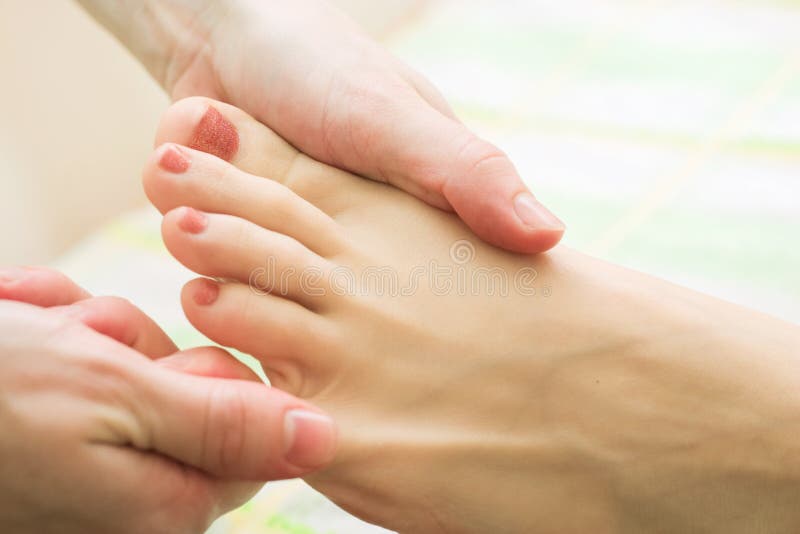 Почему онемели пальцы на ногах. Немеент мезинец на ноге. Пальцы рук между пальцами ног массаж.