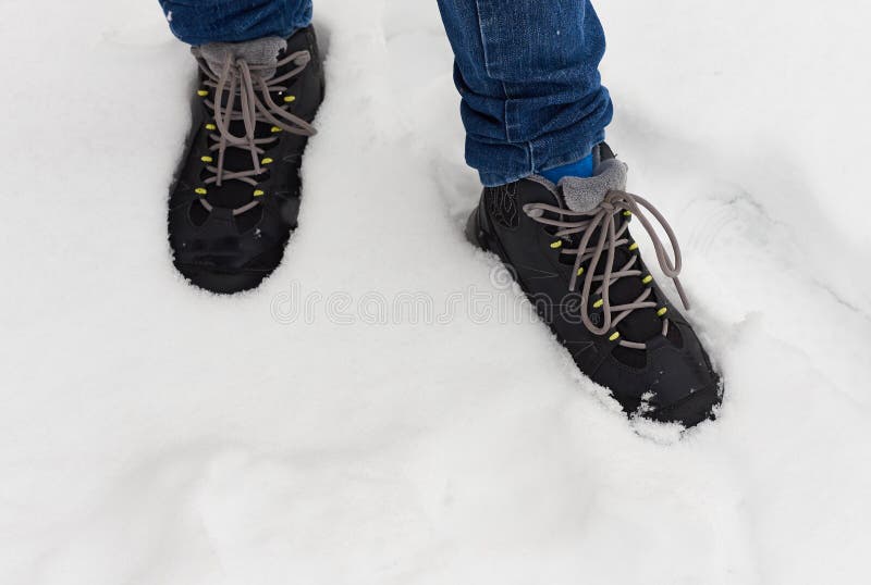 Succes dutje mode Voeten in Schoenen in De Witte Sneeuw Stock Foto - Image of gezond, koude:  82090726