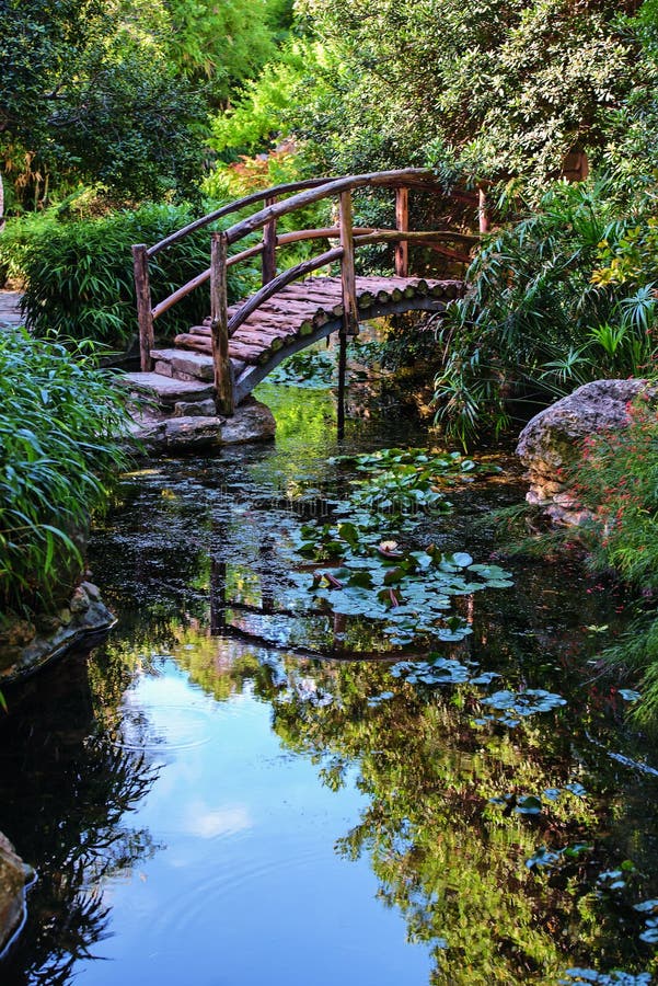 Voetgangersbrug in de Tuin stock fotografie Voetgangersbrug in de Tuin stock fotografie