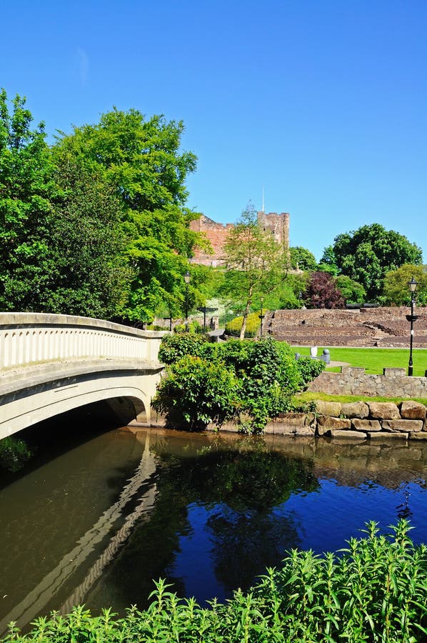 Voetgangersbrug over Rivier Anker, Tamworth stock fotografie Voetgangersbrug over Rivier Anker, Tamworth stock fotografie