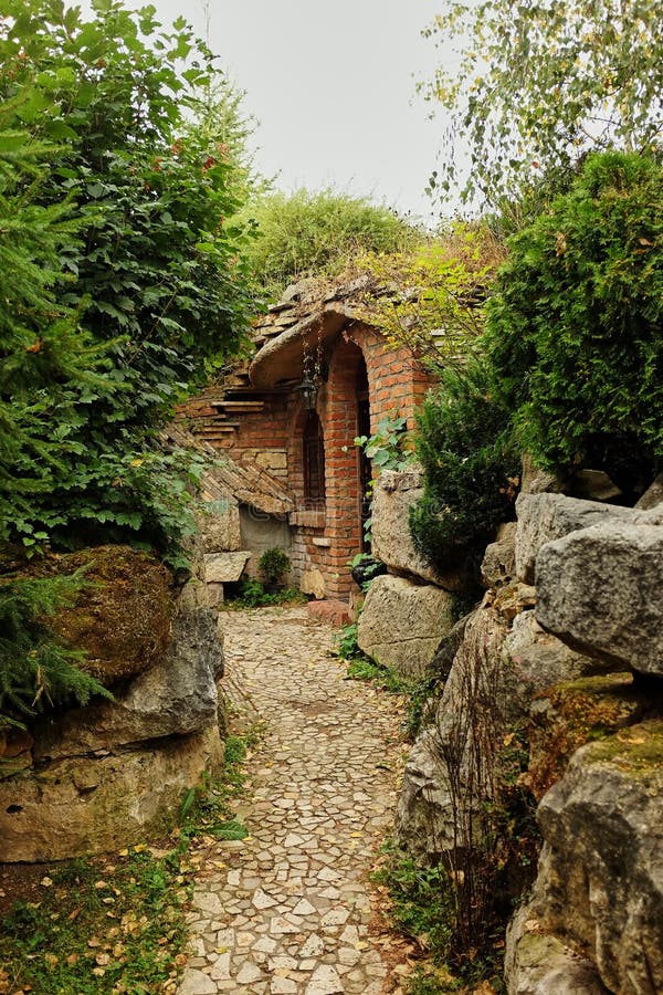 Voetpad door een tuin die tot de ingang van een Middeleeuws Engels Huis rond de klip, rode baksteenvoordeur leiden royalty-vrije stock foto Voetpad door een tuin die tot de ingang van een Middeleeuws Engels Huis rond de klip, rode baksteenvoordeur leiden royalty-vrije stock foto