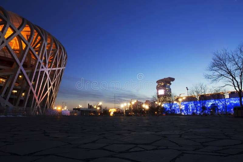 Vogel ` s Nest und Wasserwürfel in der Nacht lizenzfreies stockfoto Vogel ` s Nest und Wasserwürfel in der Nacht lizenzfreies stockfoto