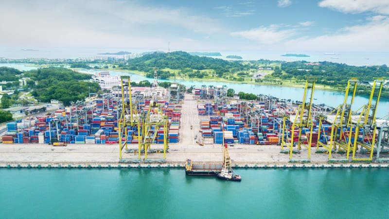Vogelaugen Blick auf den Hafen von Singapur mit Containern lizenzfreie stockbilder Vogelaugen Blick auf den Hafen von Singapur mit Containern lizenzfreie stockbilder