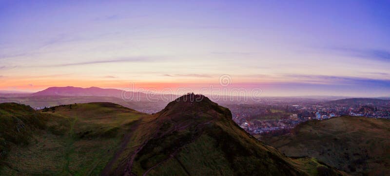 Vogelperspektive ?ber Arthurs Seat-Berg, die Hauptspitze der Gruppe der H?gel in Edinburgh, Schottland stockbild Vogelperspektive ?ber Arthurs Seat-Berg, die Hauptspitze der Gruppe der H?gel in Edinburgh, Schottland stockbild