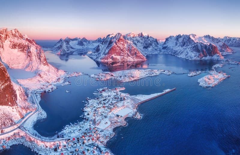 Vogelperspektive in den Lofoten-Inseln, Norwegen Berge und Meer während des Sonnenuntergangs