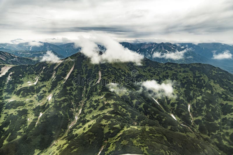 Vogelperspektive der Landschaft mit grünen Ebenen auf Halbinsel Kamtschatka, Russland lizenzfreies stockfoto Vogelperspektive der Landschaft mit grünen Ebenen auf Halbinsel Kamtschatka, Russland lizenzfreies stockfoto