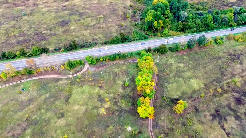 Vogelperspektive der Landstraße auf der Landschaft