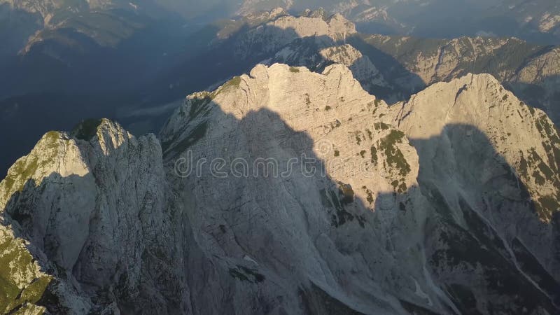 Vogelperspektive der Morgen-Landschaft der alpinen Berge, Slowenien