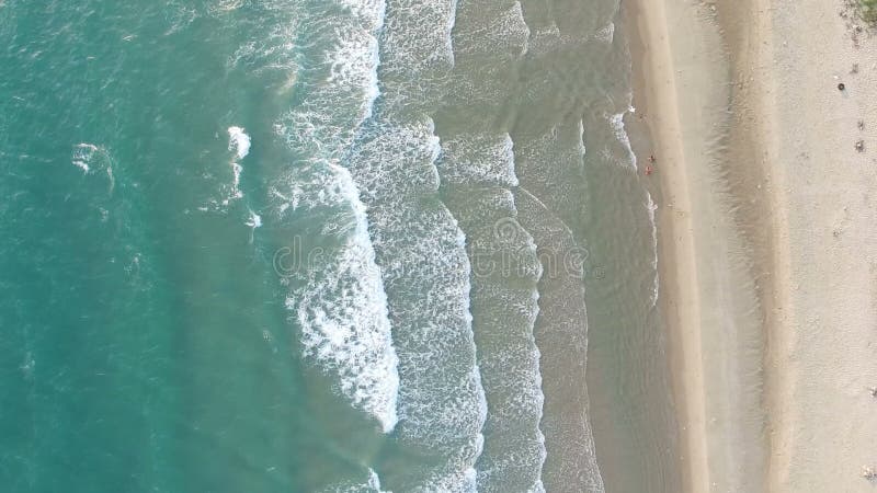 Vogelperspektive der Seewelle auf Sandstrand stock footage